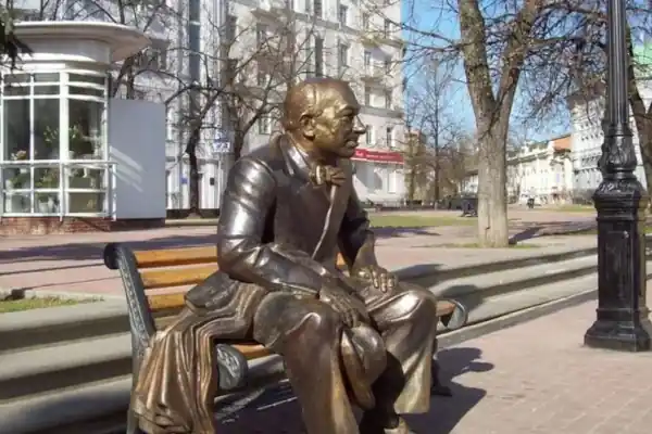 Евстигнеев у драмтеатра