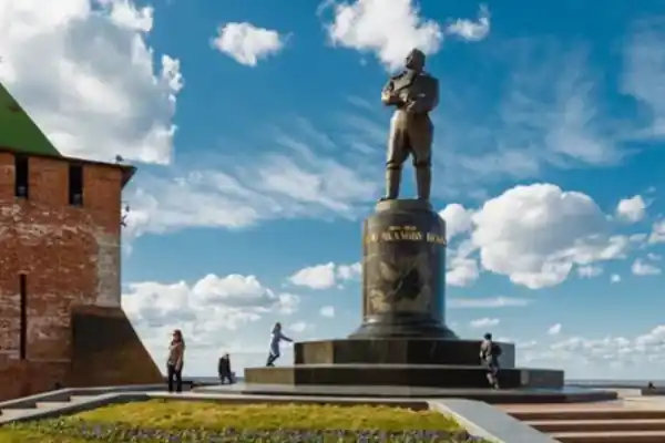 Памятник Валерию Чкалову